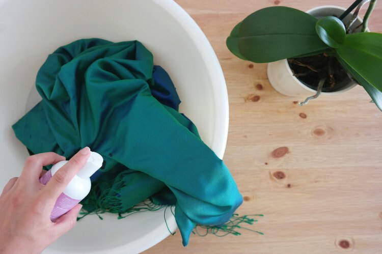 Come pulire scialli / sciarpe di seta a casa?