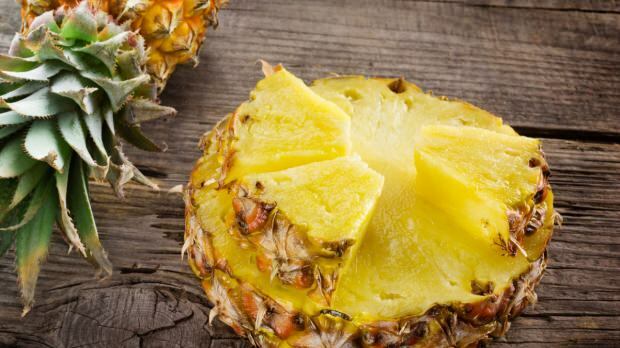 Come viene tagliato l'ananas?