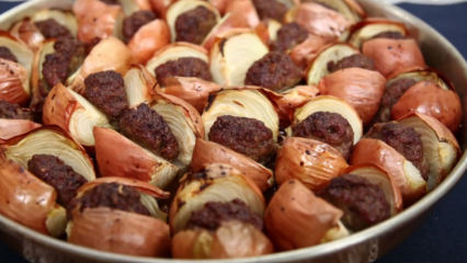 Come preparare il kebab di cipolle nel vassoio?
