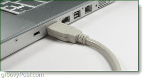 collegare il cavo USB dal telefono alla porta del computer