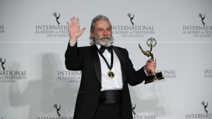  L'attore vincitore del premio Emmy Haluk Bilginer continua ad essere orgoglioso! 