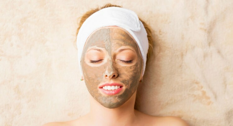 Per pulire correttamente la pelle: applicare una maschera di argilla
