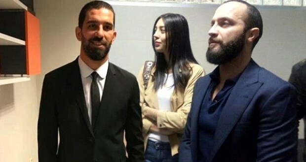 Invio alla cantante Arda Turan, che ha rotto il naso della cantante Berkay della serie TV Sefirin Kızı