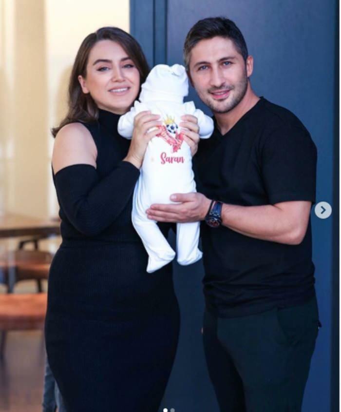 La coppia Yağmur-Sabri Sarıoğlu ha mostrato per la prima volta i volti dei loro bambini