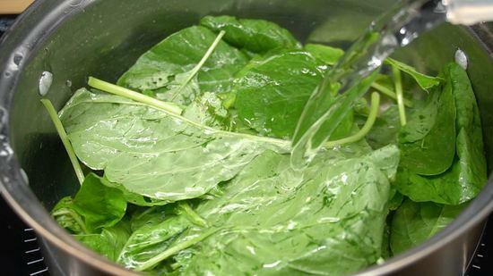 Come lavare gli spinaci con l'aceto