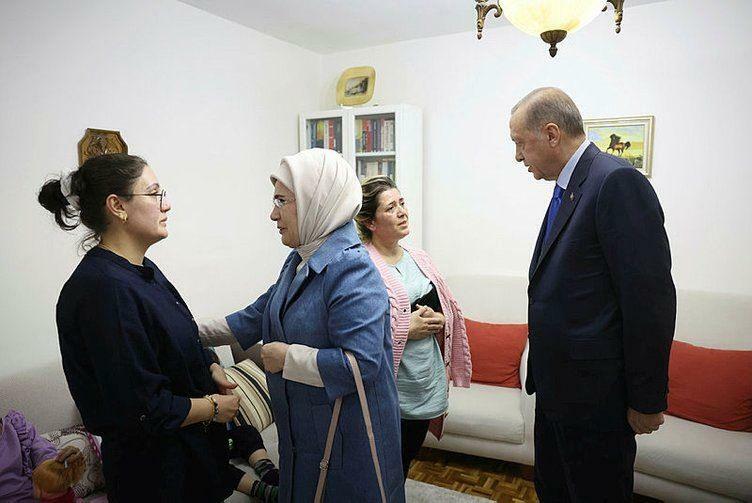 Il presidente Recep Tayyip Erdoğan e sua moglie Emine Erdoğan hanno visitato la famiglia dei sopravvissuti al terremoto