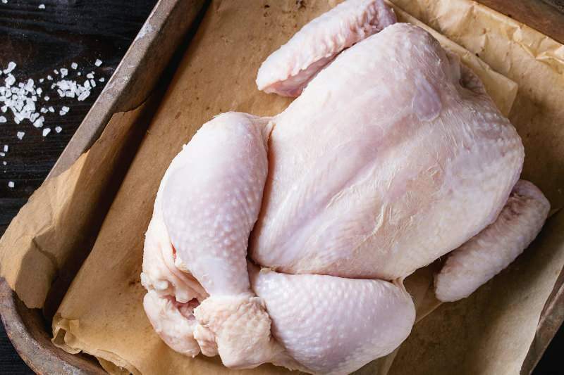 Controlla il colore e l'odore del pollo