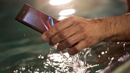 Cosa si dovrebbe fare al telefono cadendo in acqua?