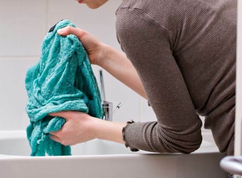 Lavare le coperte nella vasca da bagno