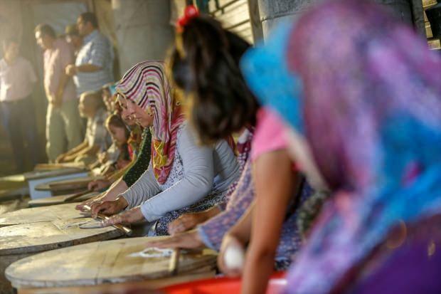 70 donne di Antalya producono frittelle vendendo frittelle