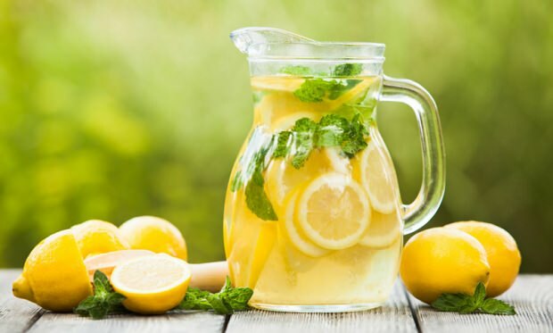 Come preparare la limonata a casa? Ricetta 3 litri di limonata da 1 limone