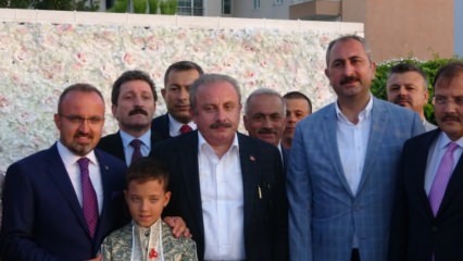 Il mondo politico si è incontrato alla cerimonia della circoncisione dei figli del vicepresidente del gruppo del partito AK Bülent Turan
