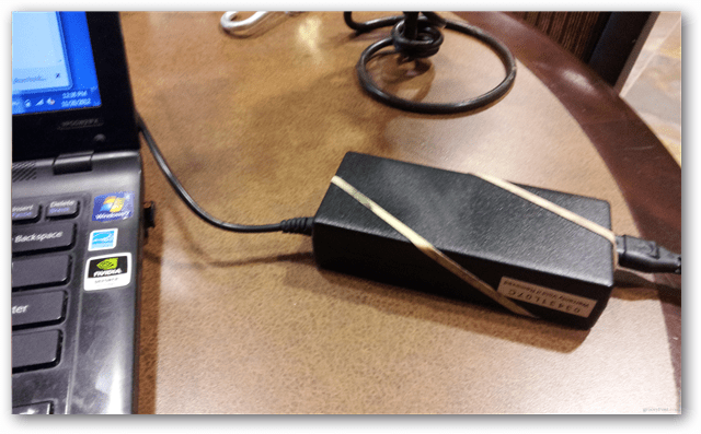 elastico sul mattone di potere del computer portatile