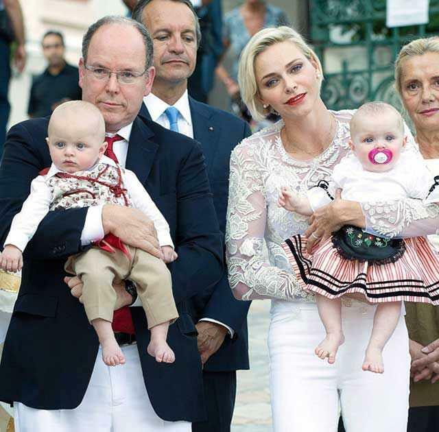 Il principe Alberto di Monaco, la principessa Charlene e i loro gemelli