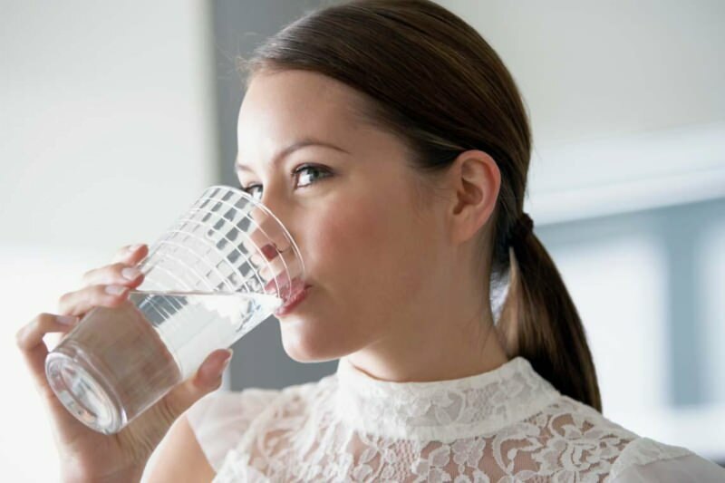 il consumo di acqua consente ai virus nel corpo di essere rimossi dal corpo in breve tempo