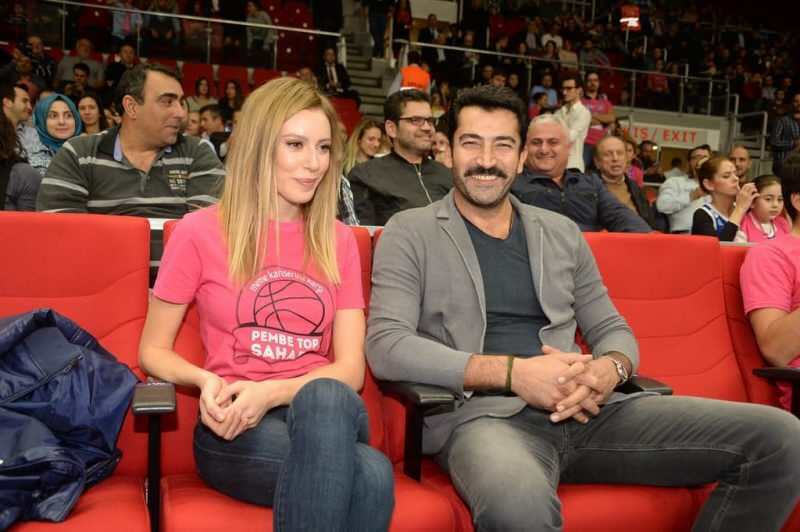 Dal canestro rosa presenziato da Sinem Kobal e sua moglie Kenan Imirzalıoğlu 