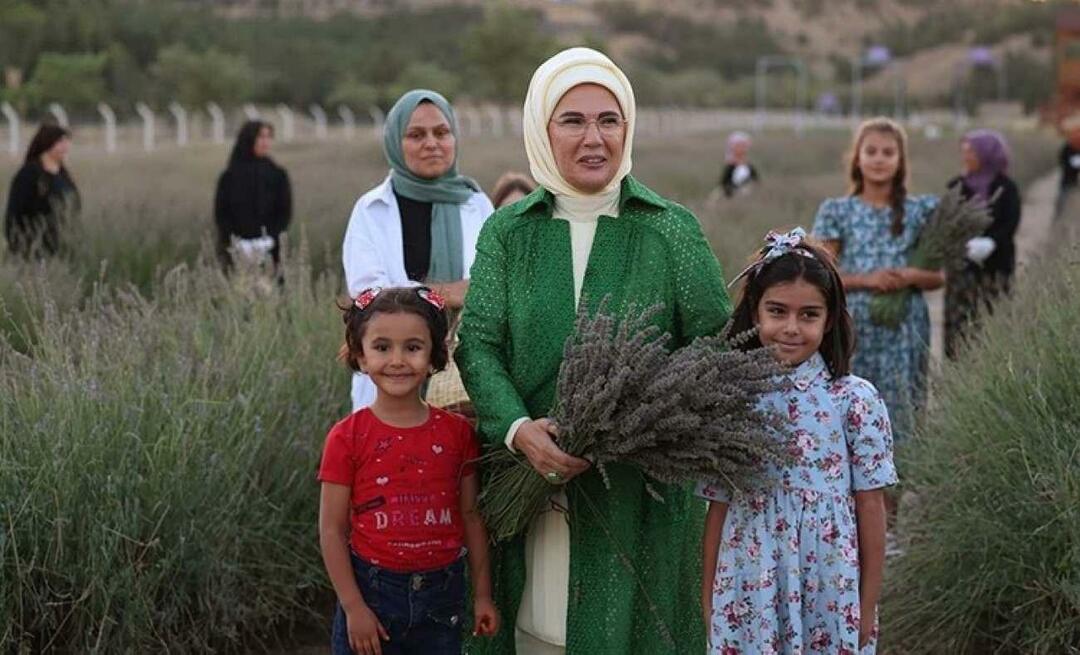 La First Lady Erdoğan ha visitato il Villaggio Ecologico e ha raccolto la lavanda ad Ankara