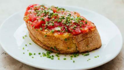 La ricetta indispensabile della cucina spagnola! Come fare il pan con tomate? La ricetta del pane al pomodoro