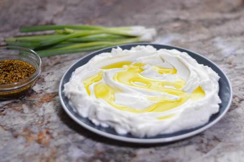 Come preparare il formaggio labne più semplice? Il contenuto del formaggio labne in piena coerenza