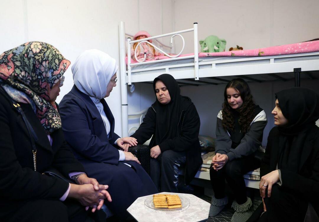 Emine Erdoğan ha fatto una visita morale alle famiglie delle vittime del terremoto a Gaziantep