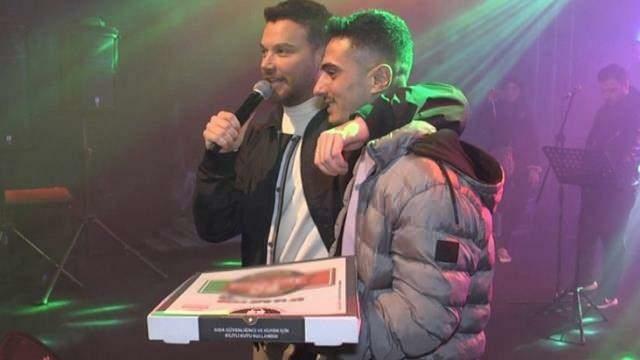 Sinan Akçıl ha cantato la pizza per il concerto! Ha realizzato il sogno del suo fan...