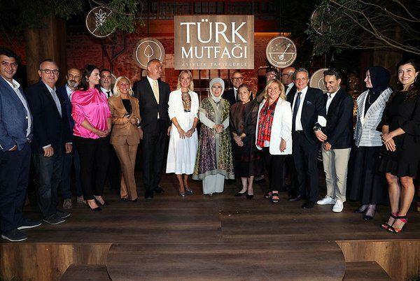 È stato pubblicato sotto la supervisione di Emine Erdogan! Cucina turca con libro di ricette del centenario in 2 rami...