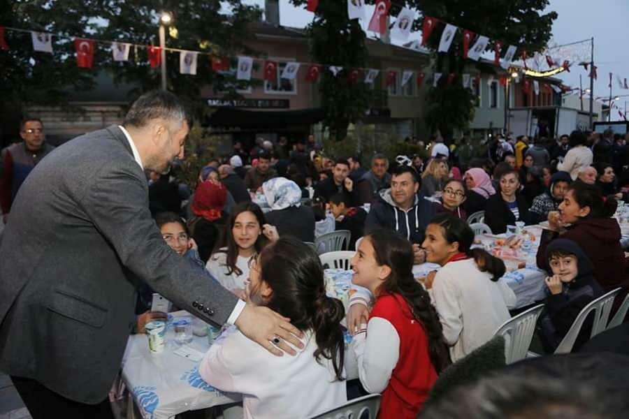 partecipa agli iftar di massa con i tuoi figli