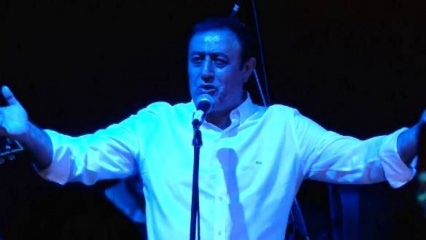 Türkücü Mahmut Tuncer cantava rock