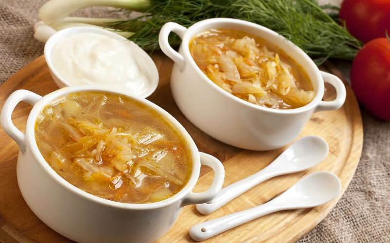 Come preparare una deliziosa zuppa di cavolo? Suggerimenti per preparare la zuppa di cavolo a casa