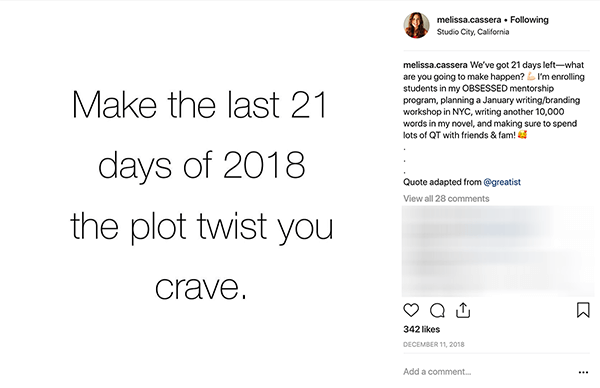 Questo è uno screenshot di un post su Instagram di Melissa Cassera. Ha uno sfondo bianco e dice in lettere nere: "Rendi gli ultimi 21 giorni del 2018 il colpo di scena che desideri".