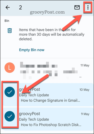 Selezionando le email nella cartella del cestino di Gmail