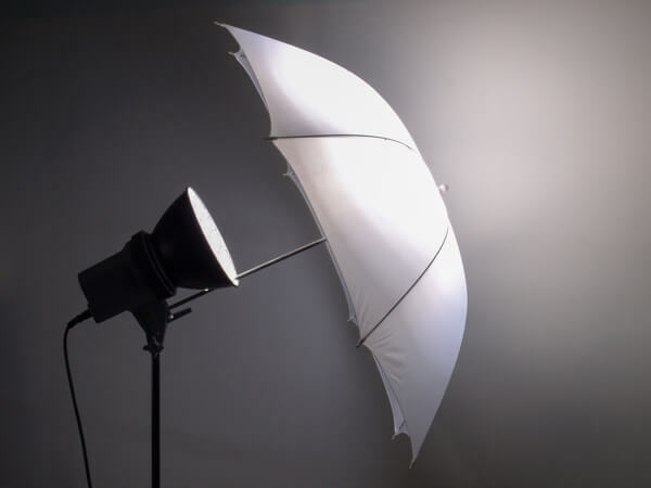 Un ombrello fotografico aiuta a creare una luce morbida e lusinghiera per i tuoi video.