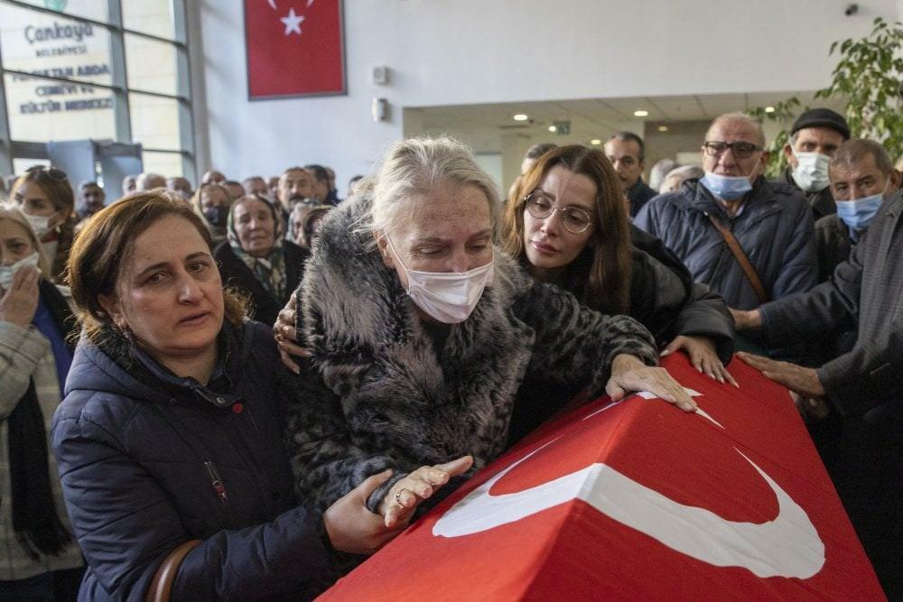 Il padre di Özge Ulusoy ha salutato il suo ultimo viaggio