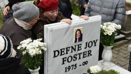 L'ottava morte di Defne Joy Foster l'anno è stato commemorato