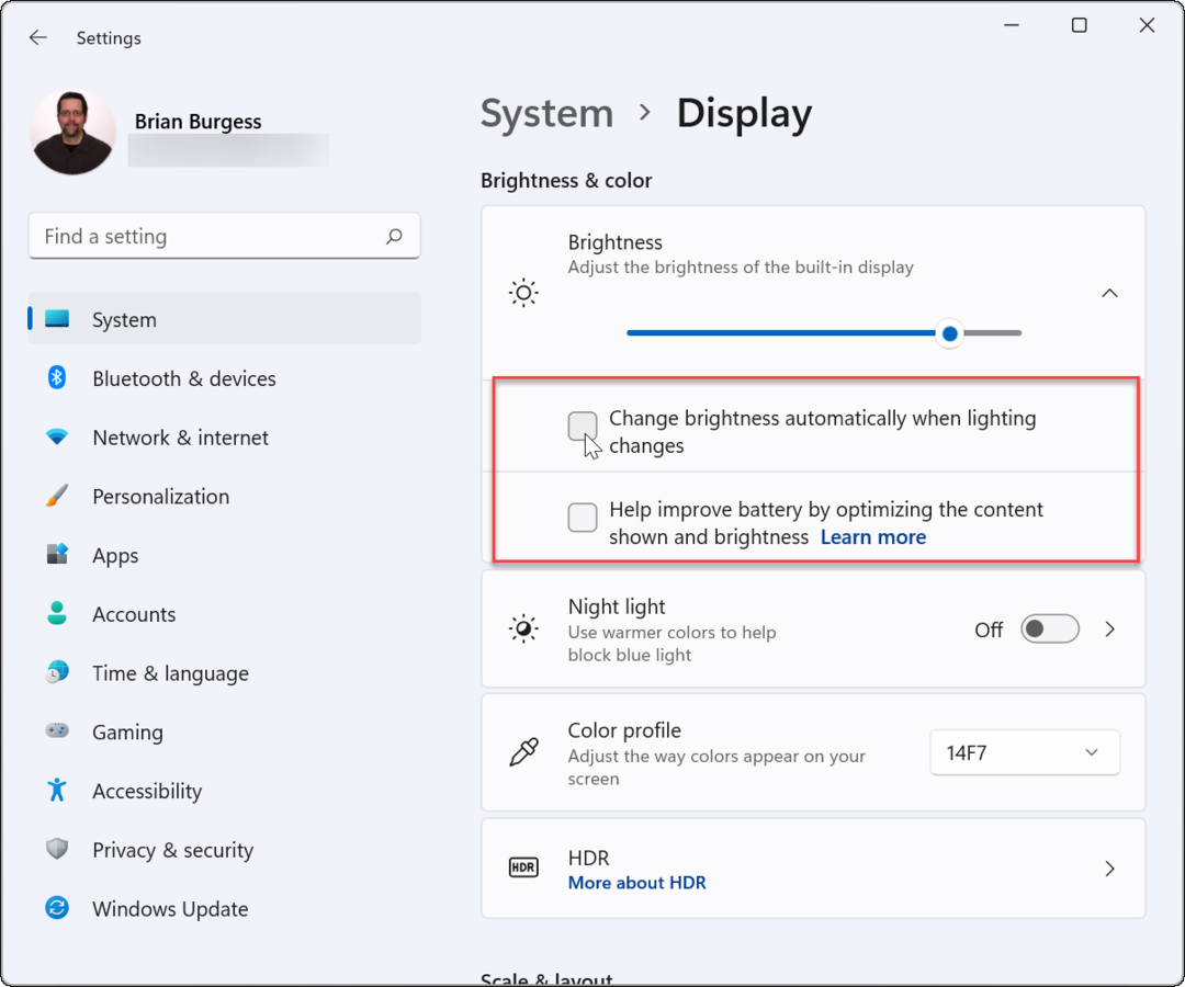 Disattiva o gestisci la luminosità automatica su Windows 11