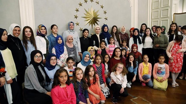 Con la chiamata della First Lady Erdoğan, 8 ministeri hanno preso provvedimenti per i bambini!