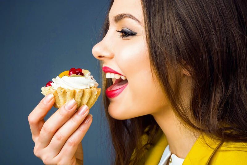 Il cibo dolce aggiunge peso? Puoi mangiare il dessert con la dieta?