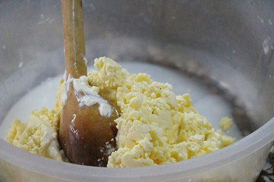 Come fare in casa il burro dal latte crudo? La preparazione del burro più semplice
