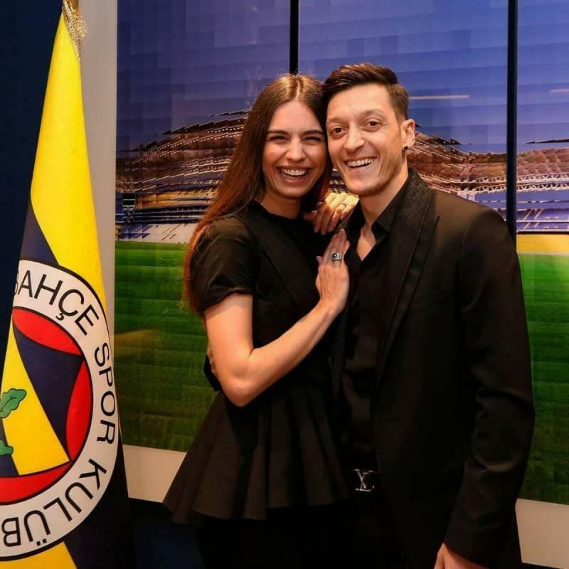 Amine Gülşe ha festeggiato la festa del papà di suo marito Mesut Özil