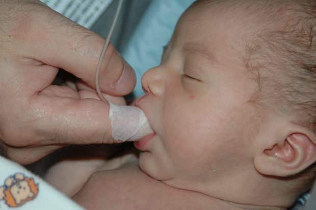 Qual è il metodo di alimentazione delle dita? Come nutrire il bambino con una siringa?