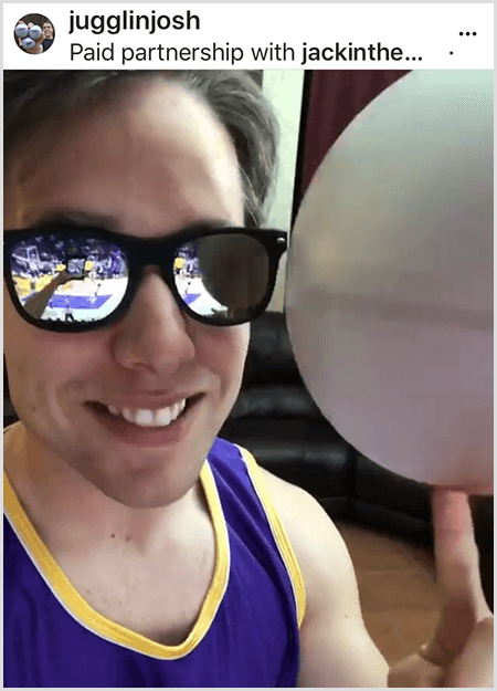 Josh Horton pubblica una foto per una campagna con Jack in the Box e LA Lakers. Josh indossa occhiali da sole a specchio e una maglia dei Lakers e sorride alla telecamera mentre fa girare una palla.