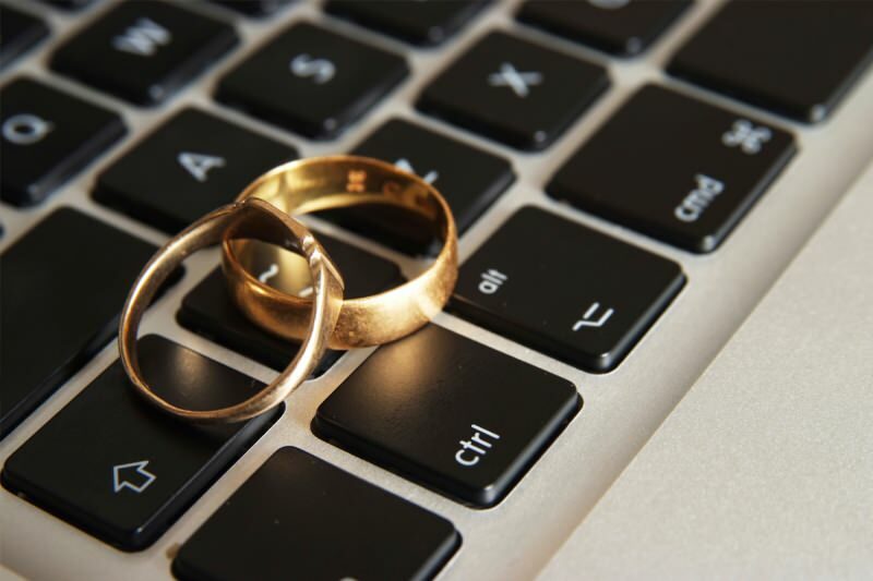 Il matrimonio su Internet è consentito? Sposarsi incontrandosi online