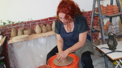Istituì un laboratorio di ceramica ispirato al suo viaggio all'estero