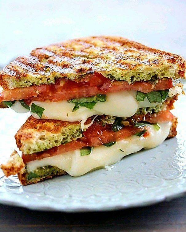 Toast con salsa al pesto