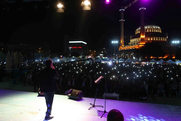 L'artista bosniaco Zeyd Şoto e Eşref Ziya Terzi hanno tenuto un concerto a Bağcılar 