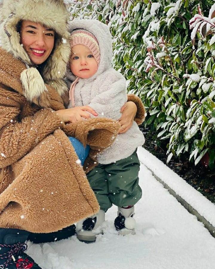 Posa sulla neve con sua figlia Leyla dell'attrice Seda Bakan!