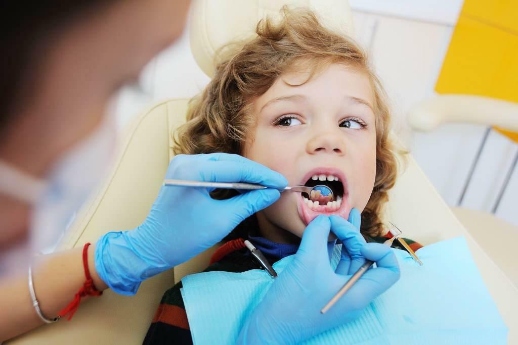 Non dimenticare di curare i denti di tuo figlio durante la pausa.
