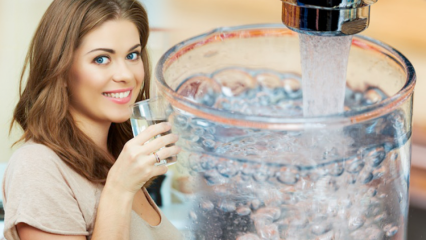 Bere troppa acqua perderà peso? È dannoso bere acqua di notte?