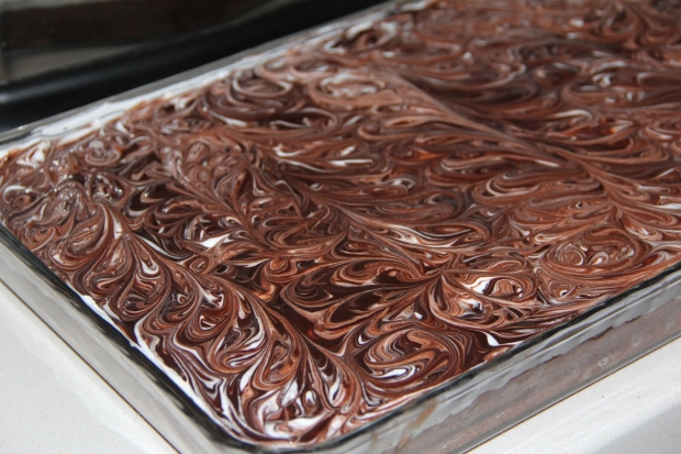 Come preparare la torta piangente più semplice? Ricetta torta piangente con deliziosa salsa di cioccolato