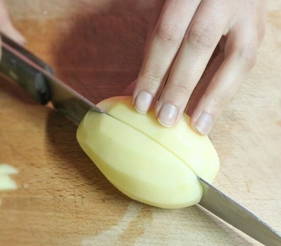 Come tagliare una fetta di mela?